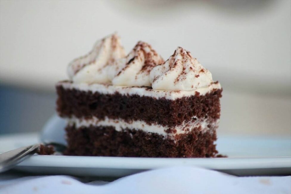 Ciasto ucierane z rabarbarem i truskawkami na letnie dni