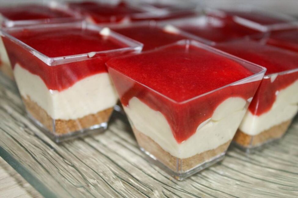 Lekkie ciasto ucierane z rabarbarem i truskawkami