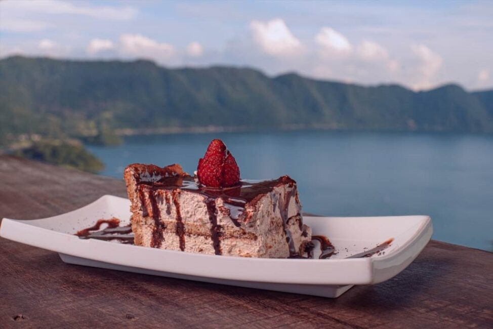 Przepis na pyszne ciasto z rabarbarem i truskawkami